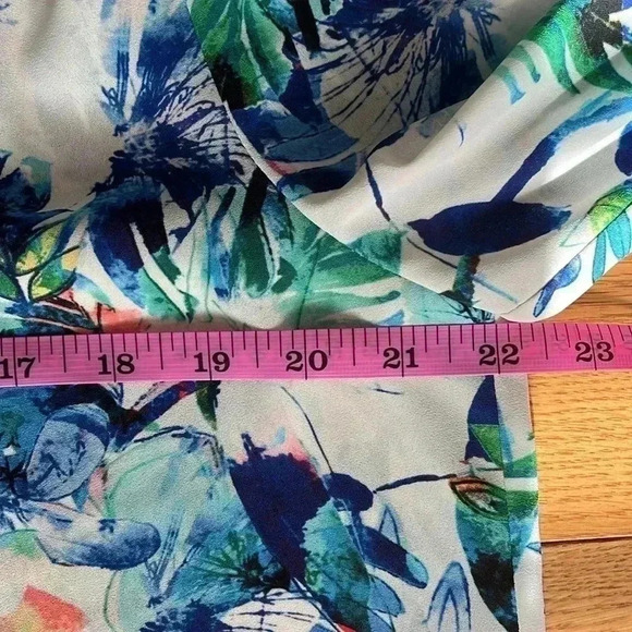 ❤️2/$50❤️[M]NYDJ Blue White Floral V Neck Pull Over L/S 3/4  Sleeves Blouse - Picture 10 of 12